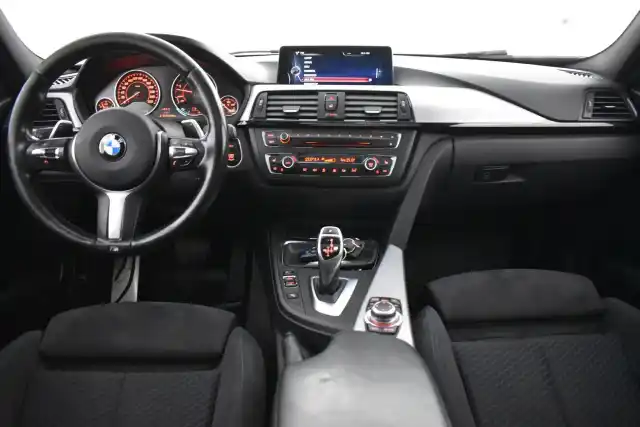 Musta Farmari, BMW 330 – ETA-259