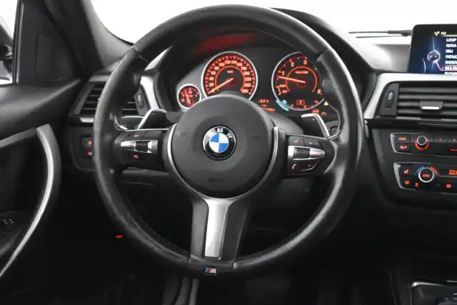 Musta Farmari, BMW 330 – ETA-259