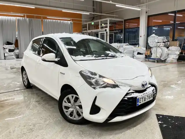 Valkoinen Viistoperä, Toyota Yaris – ETA-768