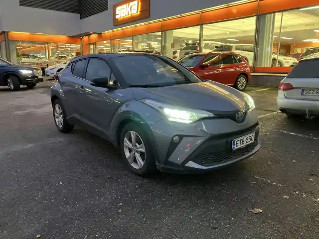 Harmaa Maastoauto, Toyota C-HR – ETB-230