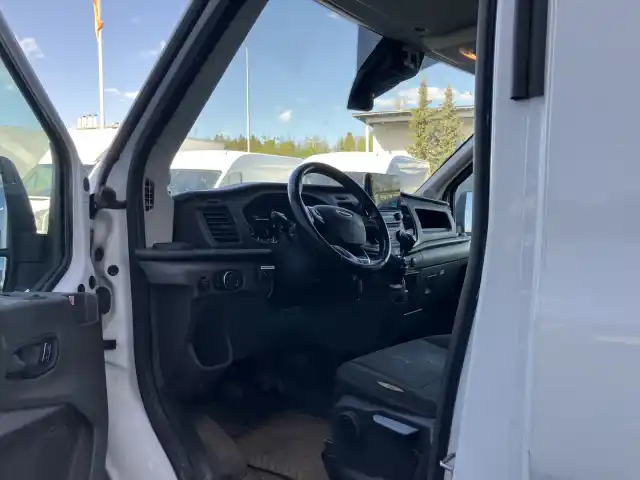 Valkoinen Pakettiauto, Ford Transit – ETB-420