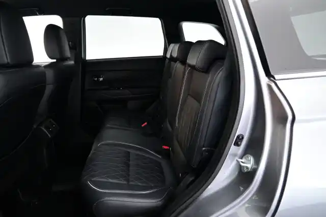 Harmaa Maastoauto, Mitsubishi Outlander PHEV – ETB-740