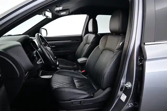 Harmaa Maastoauto, Mitsubishi Outlander PHEV – ETB-740