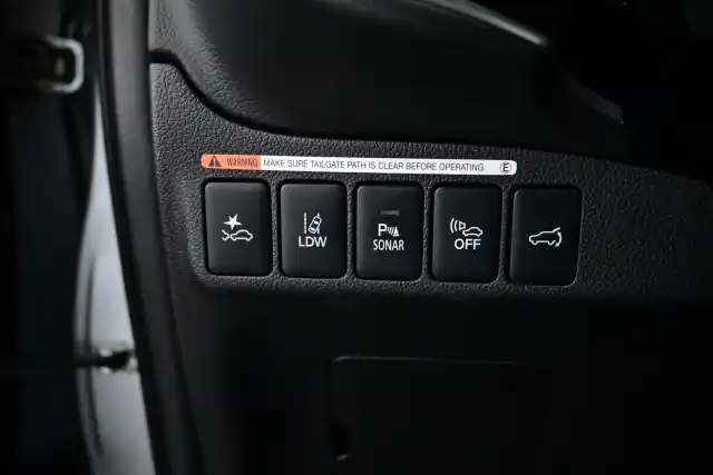 Harmaa Maastoauto, Mitsubishi Outlander PHEV – ETB-740