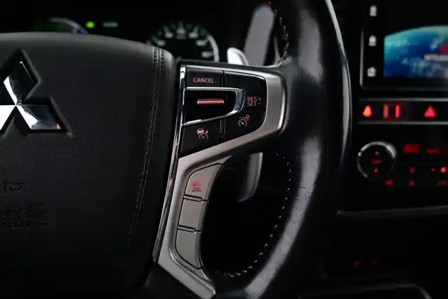 Harmaa Maastoauto, Mitsubishi Outlander PHEV – ETB-740