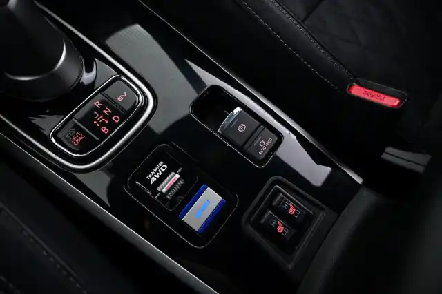 Harmaa Maastoauto, Mitsubishi Outlander PHEV – ETB-740