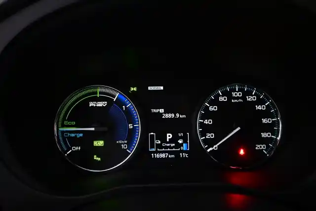 Harmaa Maastoauto, Mitsubishi Outlander PHEV – ETB-740