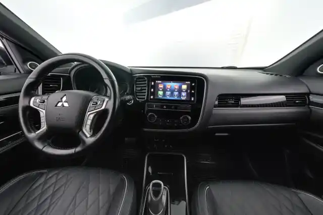 Harmaa Maastoauto, Mitsubishi Outlander PHEV – ETB-740