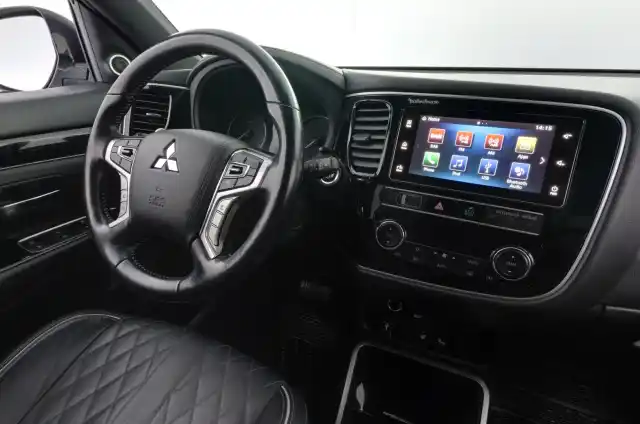 Harmaa Maastoauto, Mitsubishi Outlander PHEV – ETB-740