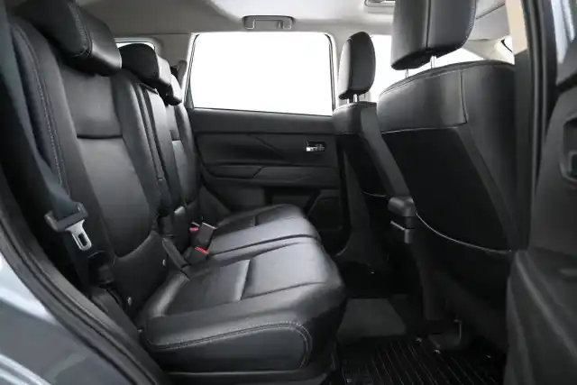 Harmaa Maastoauto, Mitsubishi Outlander PHEV – ETC-758
