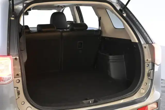 Harmaa Maastoauto, Mitsubishi Outlander PHEV – ETC-758