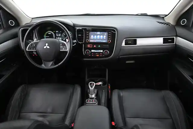Harmaa Maastoauto, Mitsubishi Outlander PHEV – ETC-758