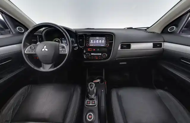 Harmaa Maastoauto, Mitsubishi Outlander PHEV – ETC-758