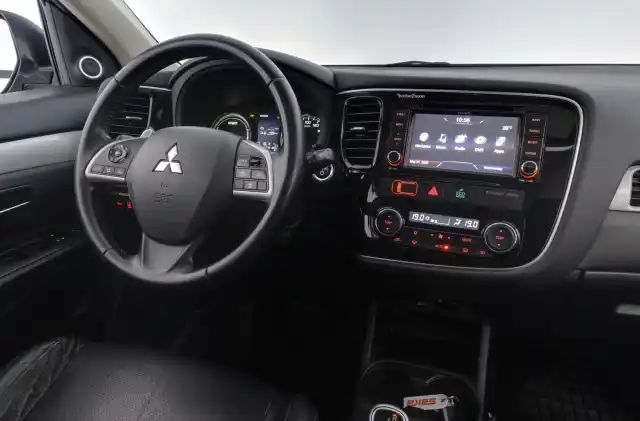 Harmaa Maastoauto, Mitsubishi Outlander PHEV – ETC-758