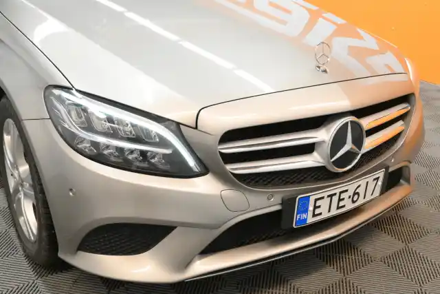 Harmaa Sedan, Mercedes-Benz C – ETE-617