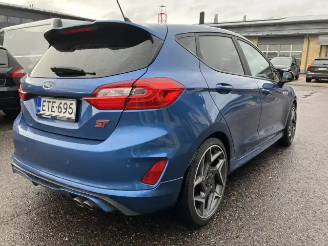 Sininen Viistoperä, Ford Fiesta – ETE-695