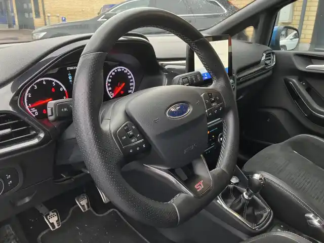 Sininen Viistoperä, Ford Fiesta – ETE-695