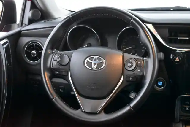 Punainen Viistoperä, Toyota Auris – ETE-810