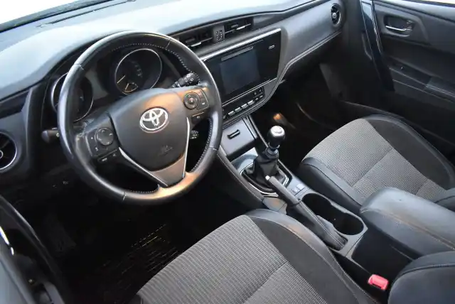 Punainen Viistoperä, Toyota Auris – ETE-810