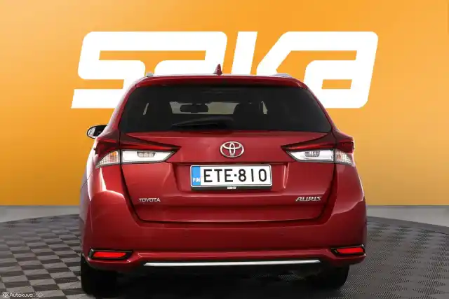 Punainen Viistoperä, Toyota Auris – ETE-810