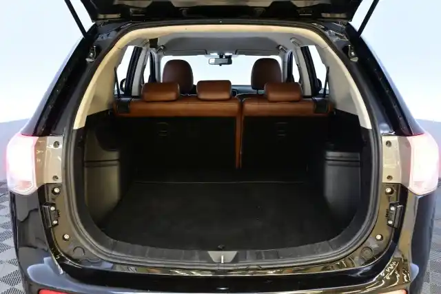 Musta Maastoauto, Mitsubishi Outlander – ETE-977