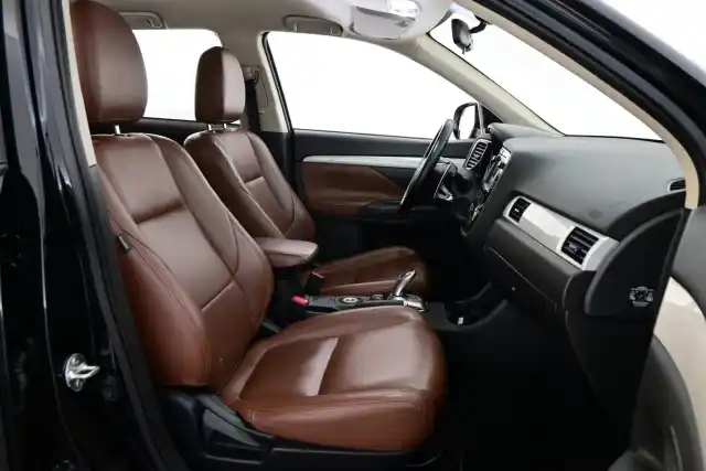 Musta Maastoauto, Mitsubishi Outlander – ETE-977