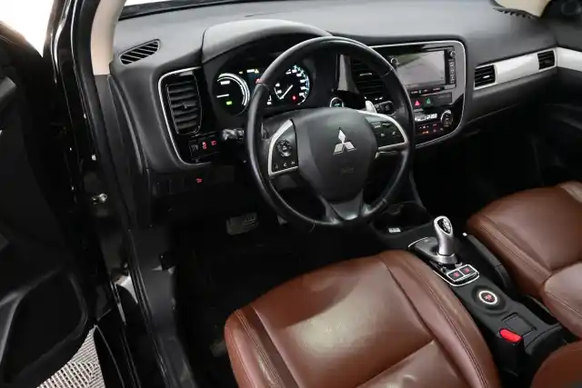 Musta Maastoauto, Mitsubishi Outlander – ETE-977