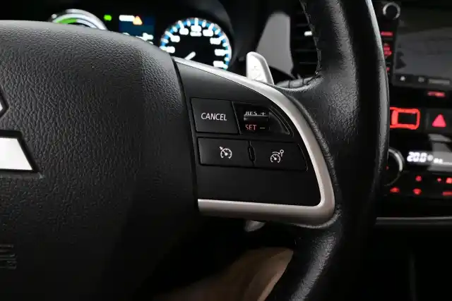 Musta Maastoauto, Mitsubishi Outlander – ETE-977
