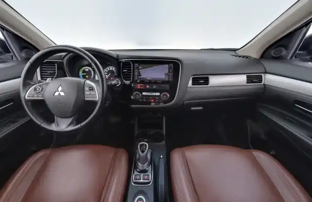 Musta Maastoauto, Mitsubishi Outlander – ETE-977