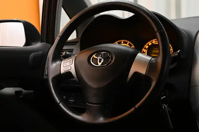 Sininen Viistoperä, Toyota Auris – ETG-540