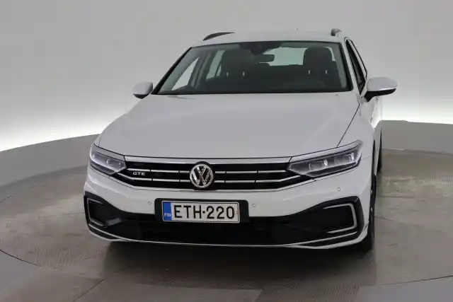 Valkoinen Farmari, Volkswagen Passat – ETH-220