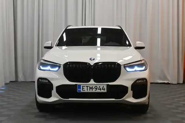 Valkoinen Maastoauto, BMW X5 – ETM-944