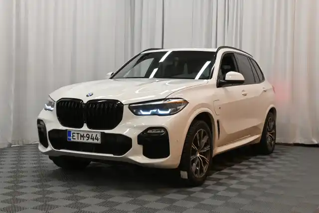 Valkoinen Maastoauto, BMW X5 – ETM-944