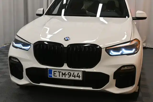 Valkoinen Maastoauto, BMW X5 – ETM-944