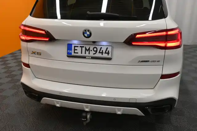 Valkoinen Maastoauto, BMW X5 – ETM-944