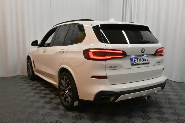 Valkoinen Maastoauto, BMW X5 – ETM-944