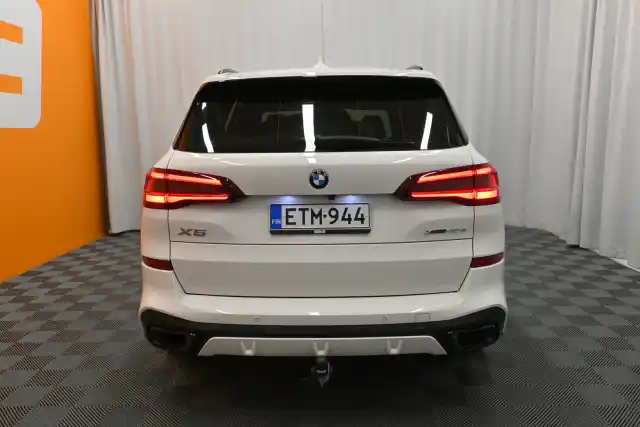 Valkoinen Maastoauto, BMW X5 – ETM-944