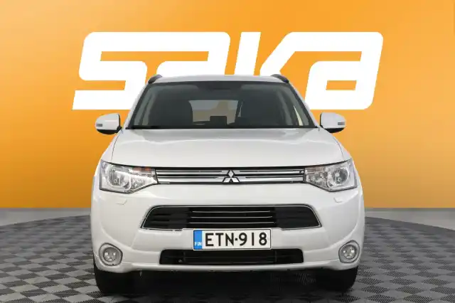 Valkoinen Maastoauto, Mitsubishi Outlander Phev – ETN-918