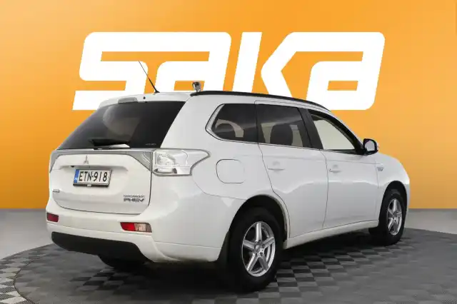 Valkoinen Maastoauto, Mitsubishi Outlander Phev – ETN-918