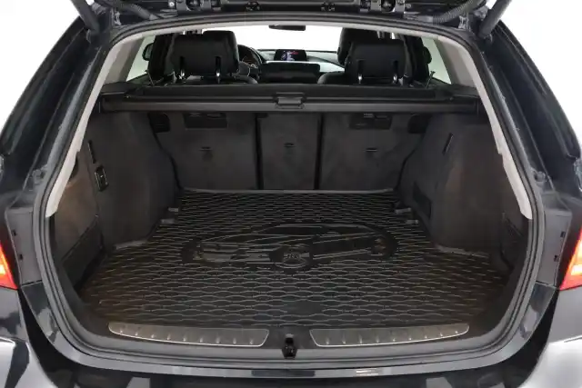 Musta Farmari, BMW 335 – ETN-941
