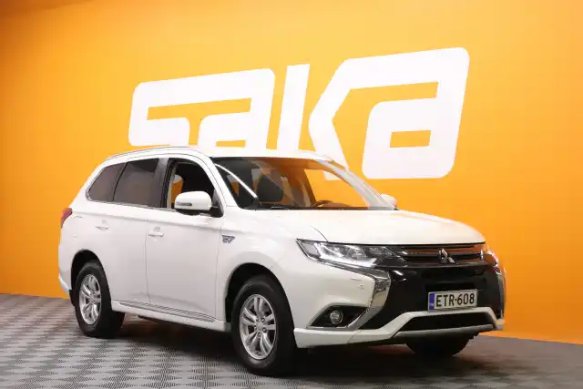 Valkoinen Maastoauto, Mitsubishi OUTLANDER PHEV – ETR-608