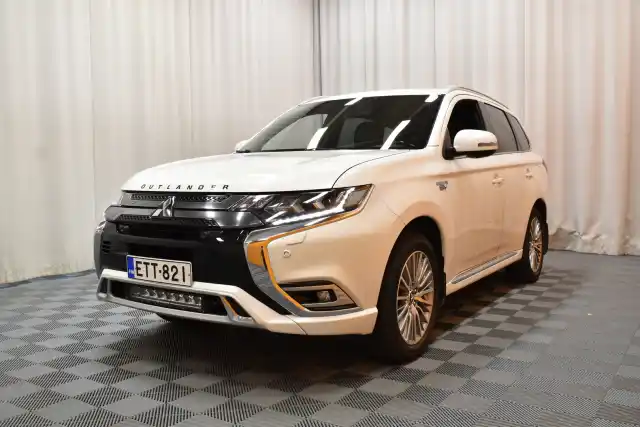 Valkoinen Maastoauto, Mitsubishi Outlander – ETT-821