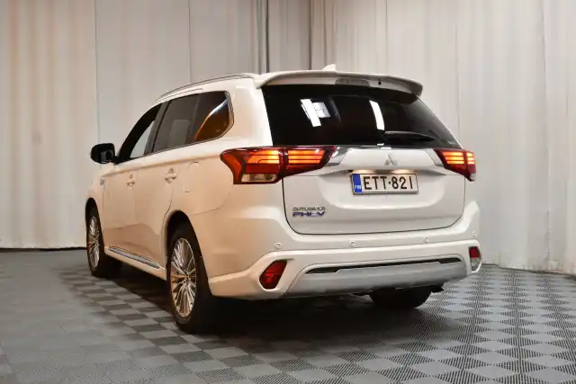 Valkoinen Maastoauto, Mitsubishi Outlander – ETT-821