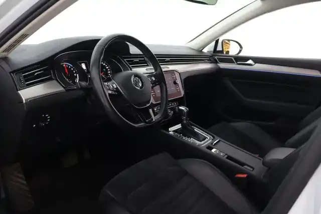 Valkoinen Farmari, Volkswagen Passat – ETT-956