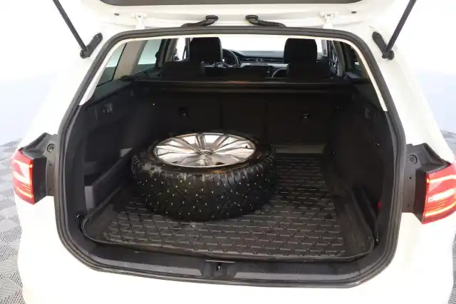Valkoinen Farmari, Volkswagen Passat – ETT-956