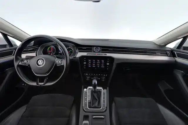 Valkoinen Farmari, Volkswagen Passat – ETT-956