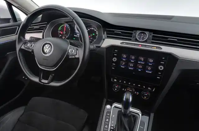 Valkoinen Farmari, Volkswagen Passat – ETT-956