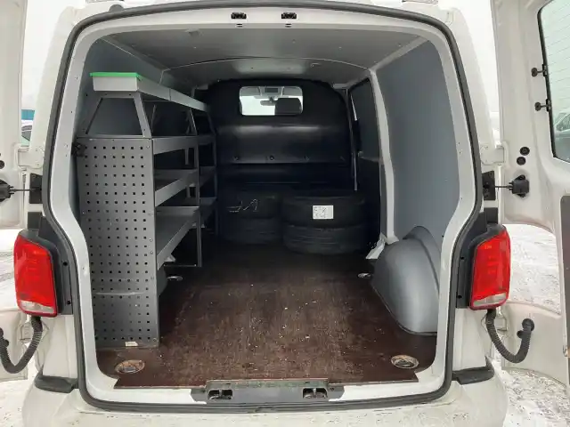 Valkoinen Pakettiauto, Volkswagen Transporter – ETX-546