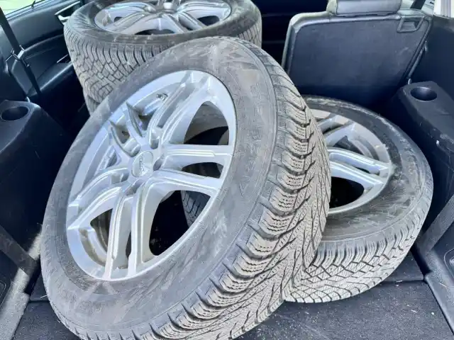 Musta Tila-auto, Ford S-Max – ETX-904