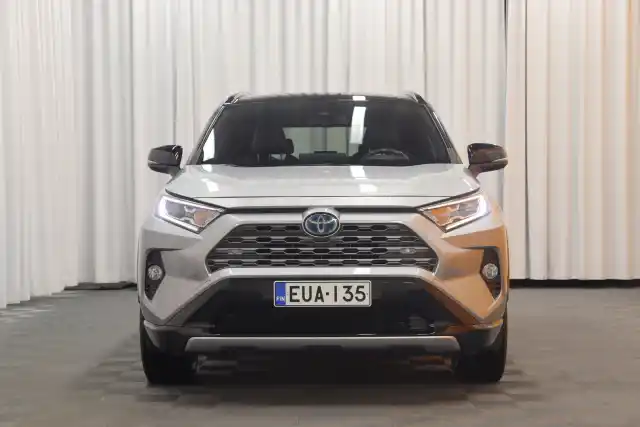 Harmaa Maastoauto, Toyota RAV4 – EUA-135